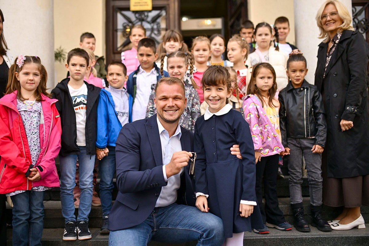Stanivuković uručio ključeve grada učenicima OŠ "Zmaj Jova Jovanović"