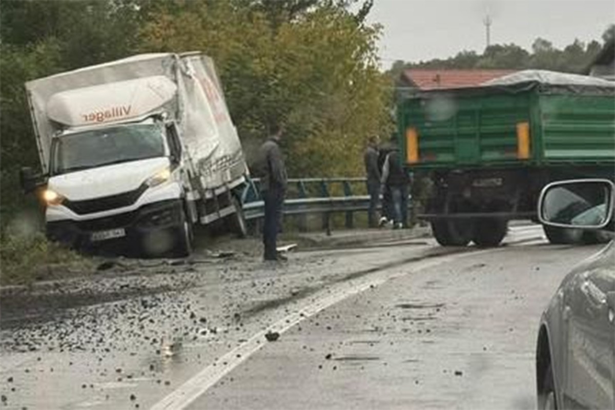 Sudar dva kamiona na putu Živinice-Banovići
