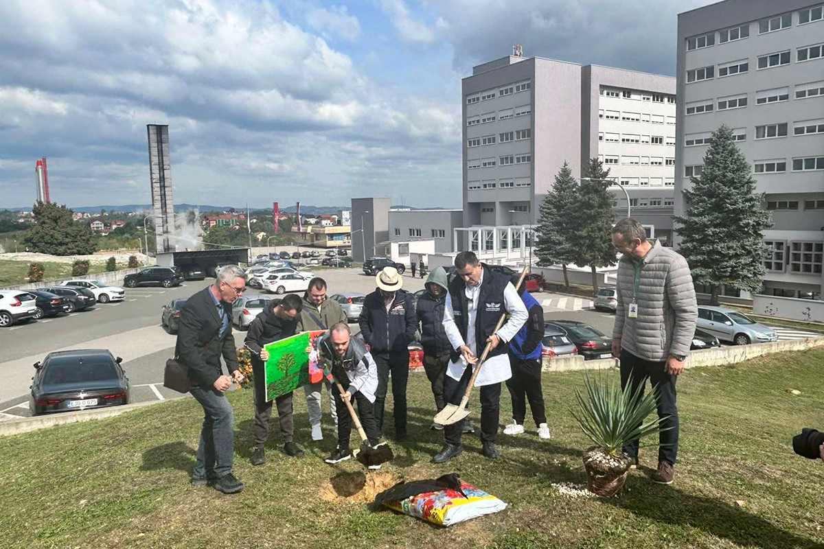 Štićenici Daun sindrom centra s Vladom Đajićem posadili drvo života ispred UKC-a (VIDEO)