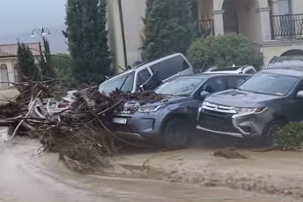Vanredno stanje u Bugarskoj: Jako nevrijeme odnijelo tri života, voda preplavila ulice (FOTO)