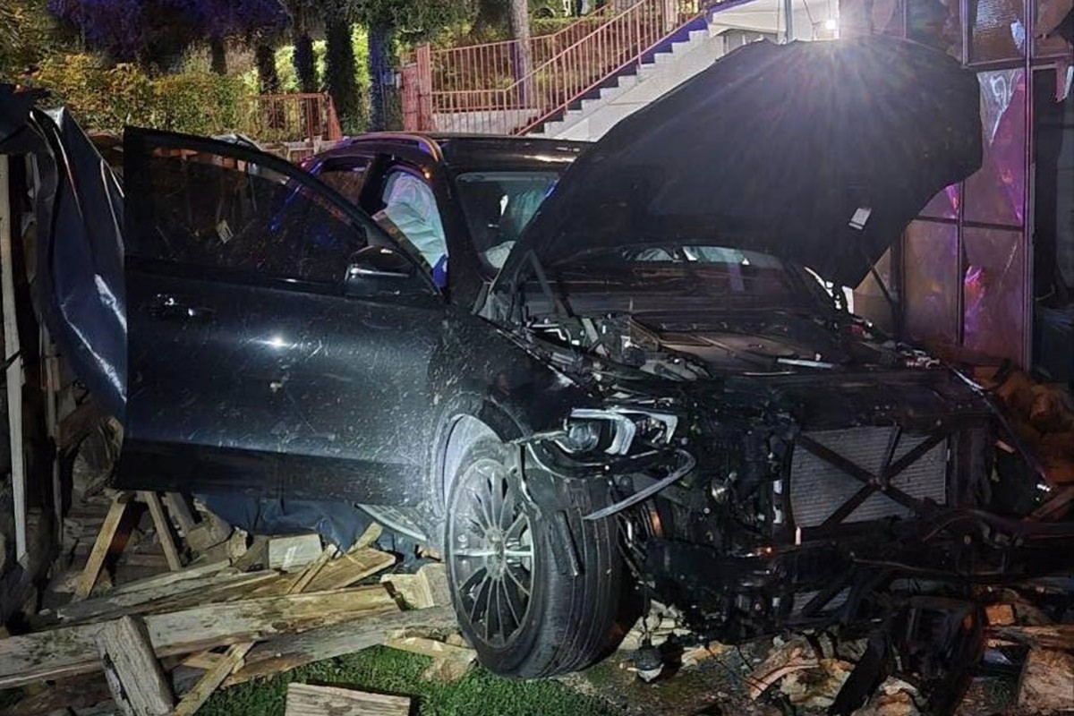 Saobraćajna nezgoda u Banjaluci, automobil se prevrnuo (FOTO)