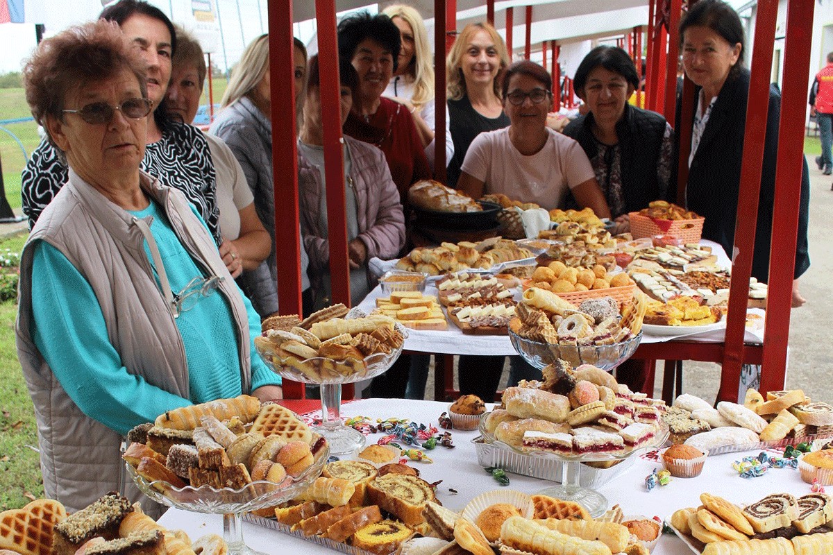 Žene iz Bok Jankovca čuvaju tradiciju: Peku pogaču na listu kupusa