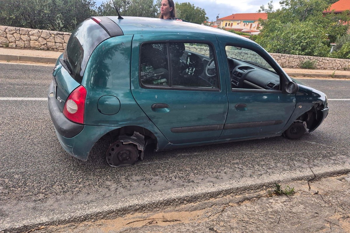 Nevjerovatna scena u Hrvatskoj: Vozila bez guma sa otvorenim gepekom (VIDEO)
