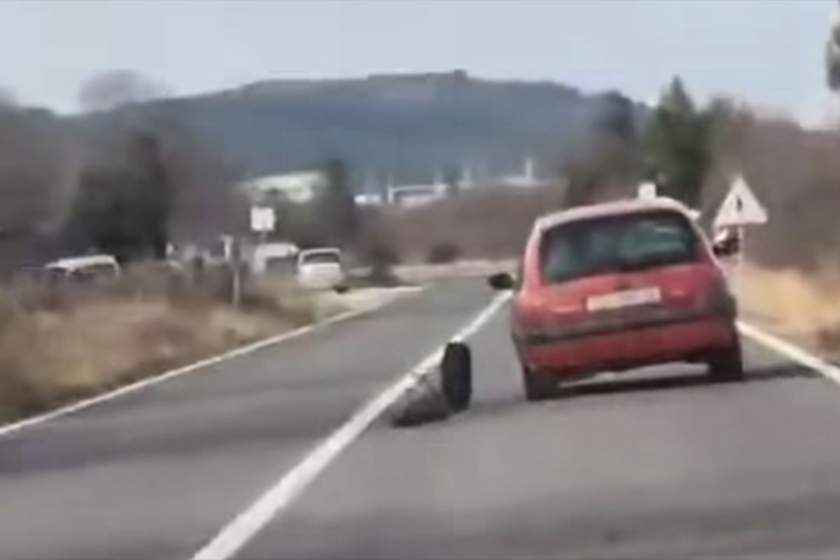 Novi slučaj vožnje bez gume u Hrvatskoj: Ponovo klio, ponovo Šibenik (VIDEO)
