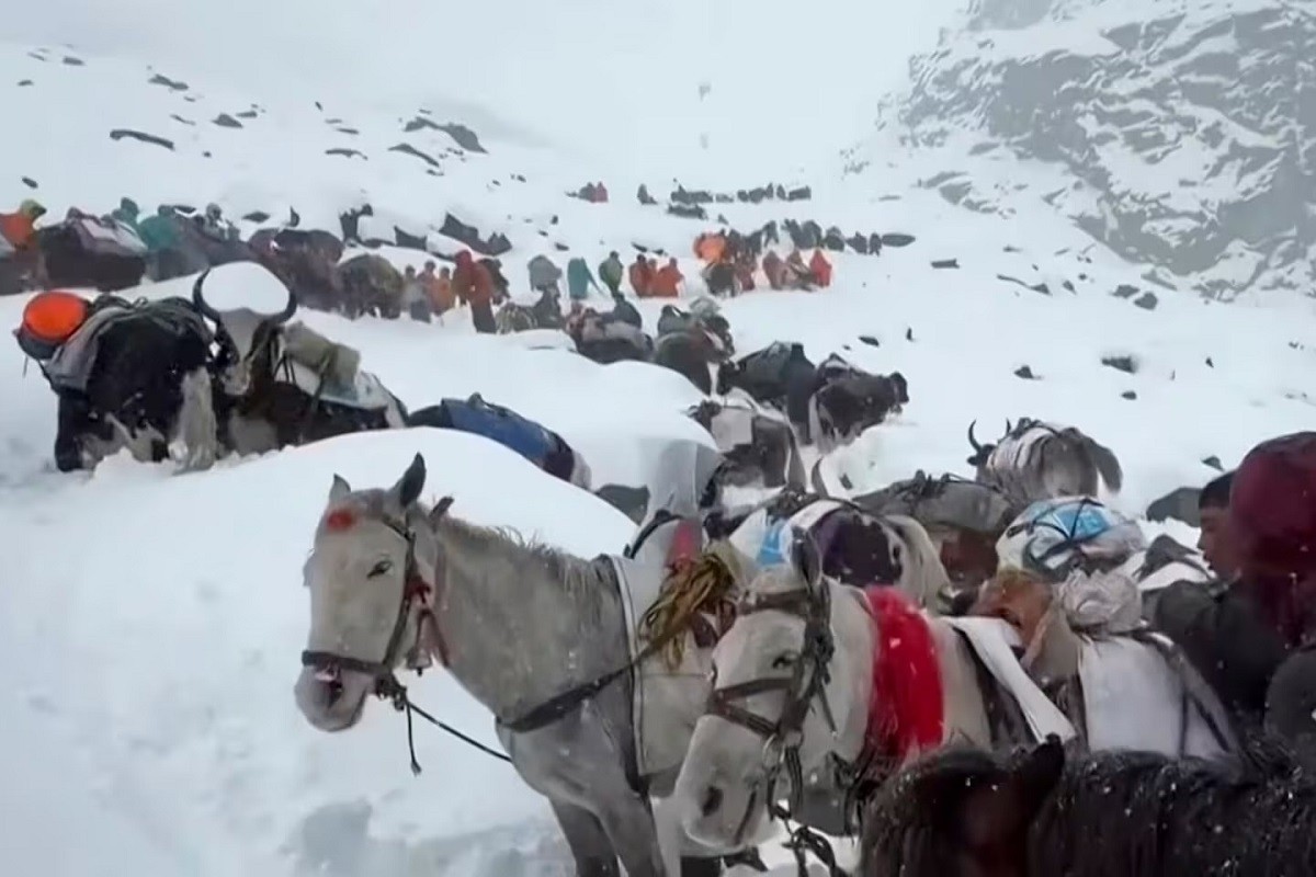 Katastrofa na Mont Everestu: Poginuo planinar, 137 spasenih iz mećave, stotine nestalih (VIDEO)