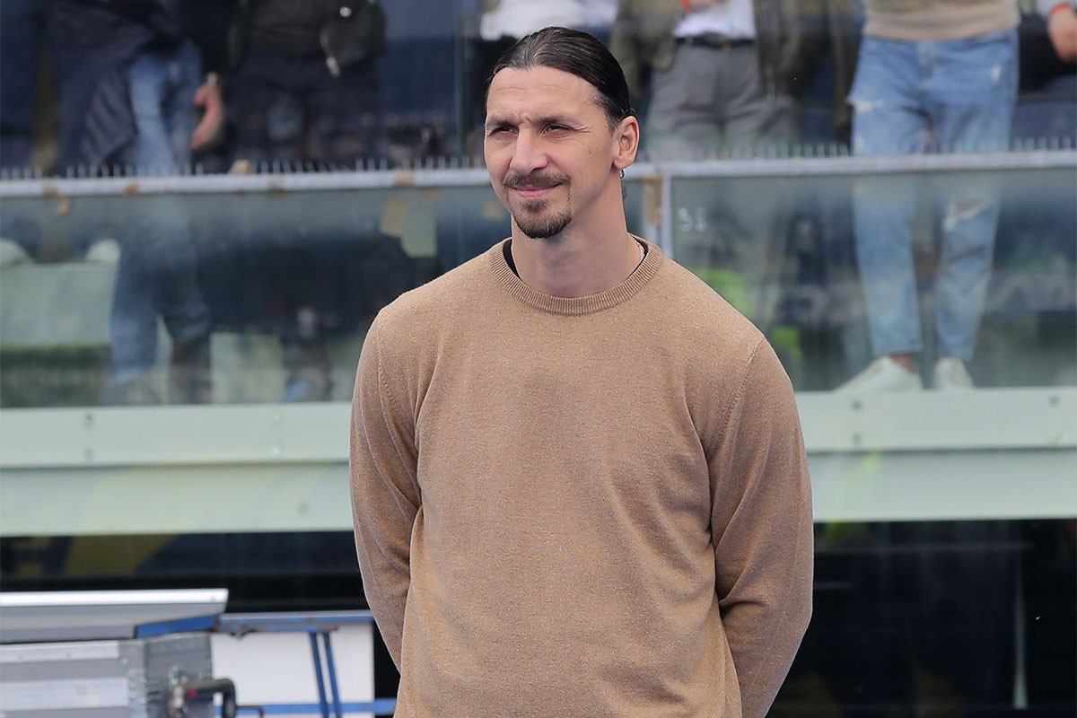 Zlatan Ibrahimović roštilja go do pojasa uz hit Lepe Brene (VIDEO)
