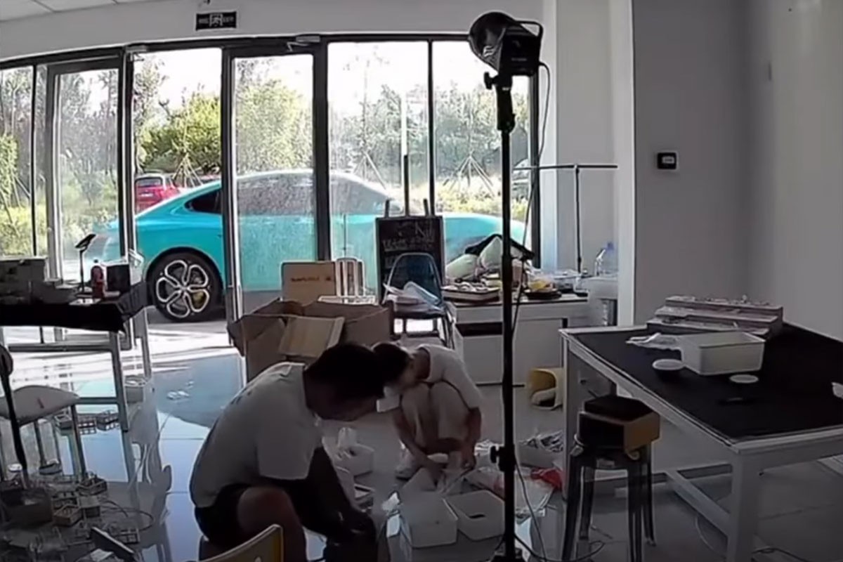 Xiaomi SU7 sam krenuo sa parkinga i postao viralni hit u Kini (VIDEO)