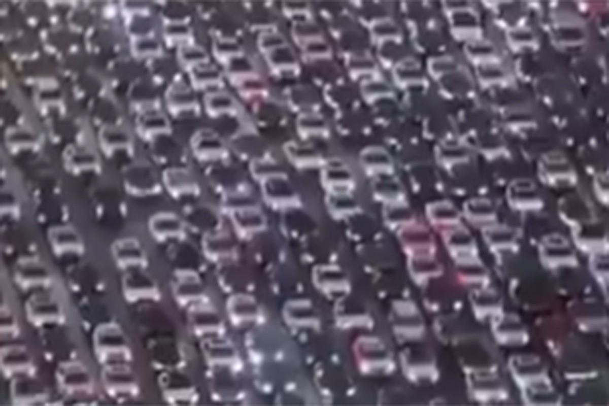 Nevjerovatne scene na kineskom auto-putu: Vozači u koloni stajali i po 24 časa (VIDEO)