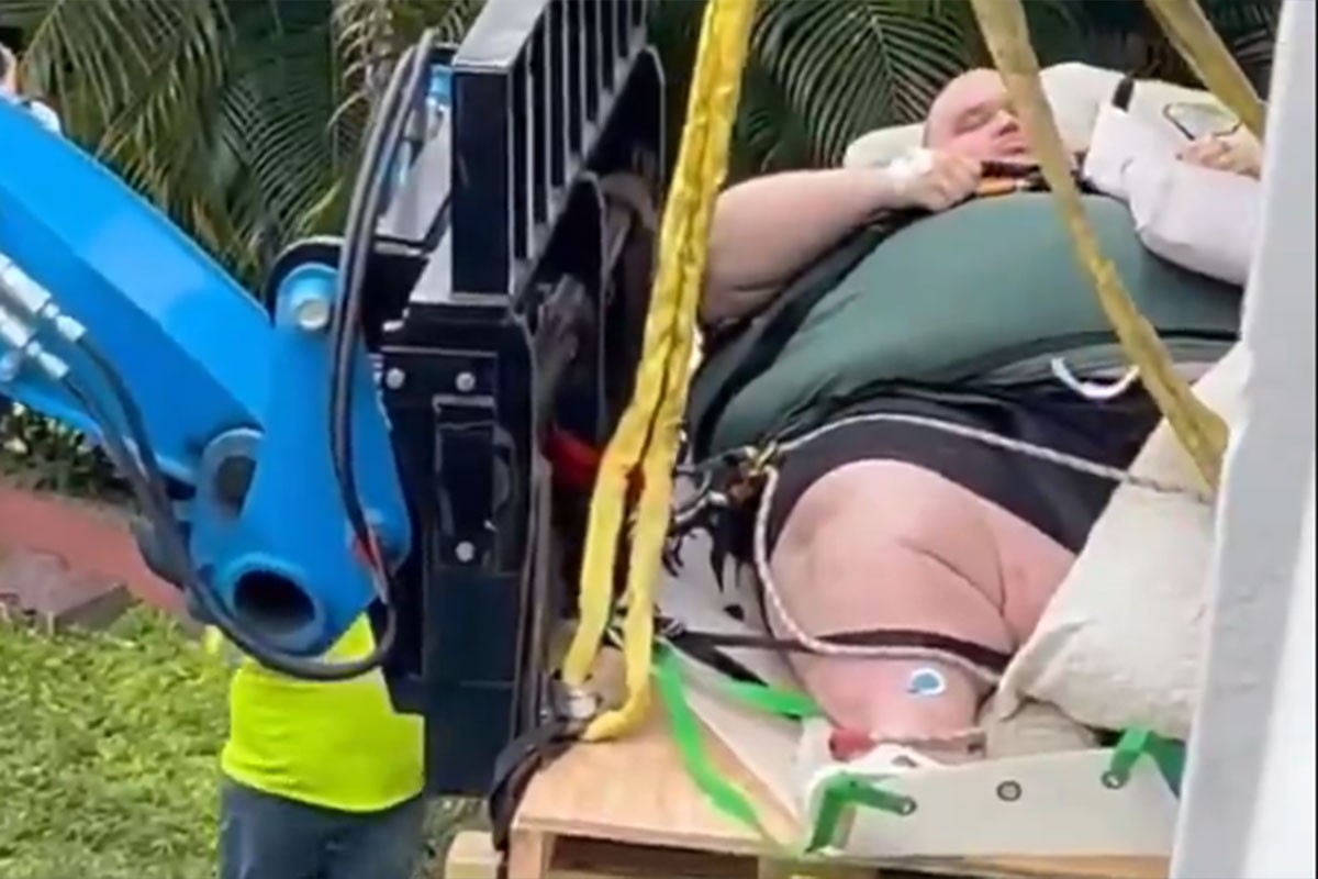 Muškarca od 272 kilograma pomoću krana iznijeli iz njegovog doma (VIDEO)