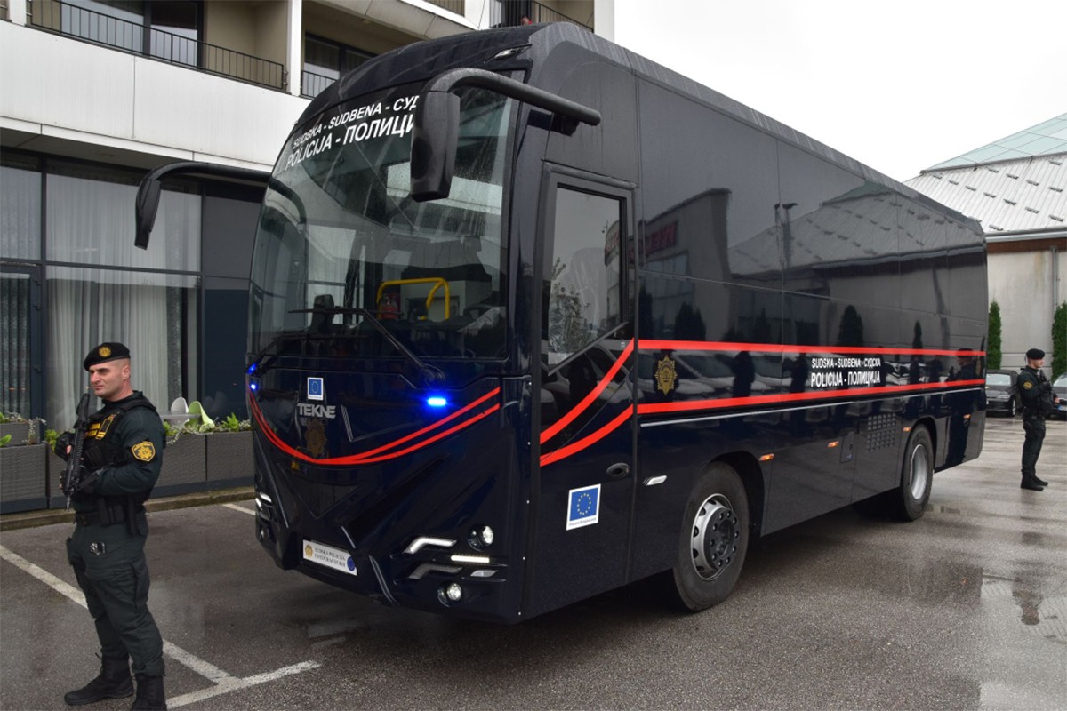 Predstavljen novi autobus: Pogledajte u čemu će se voziti zatvorenici u FBiH (FOTO)