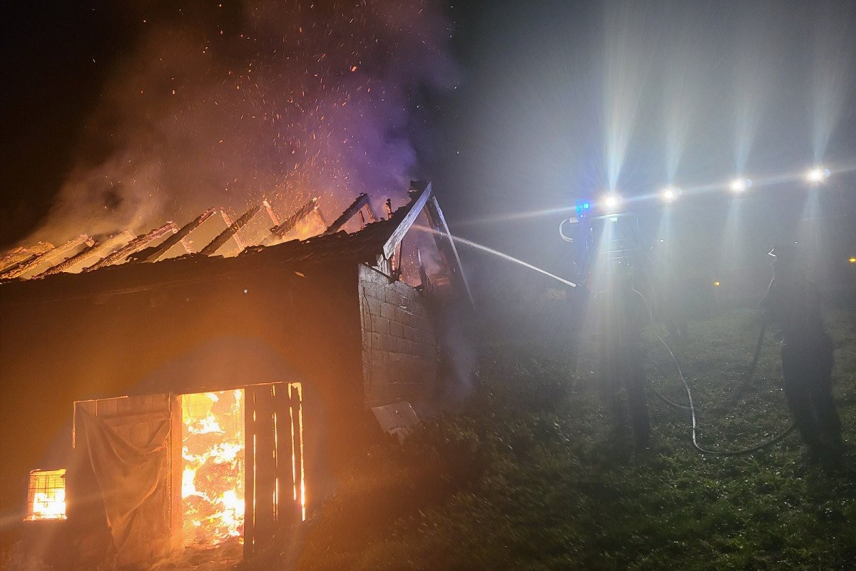 Požar u Krupi na Vrbasu: Izgorjela štala, stradala jedna životinja (FOTO)