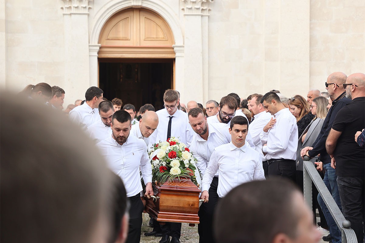 Dalmacija zavijena u crno: Posljednji ispraćaj nastradalih planinara u Sloveniji