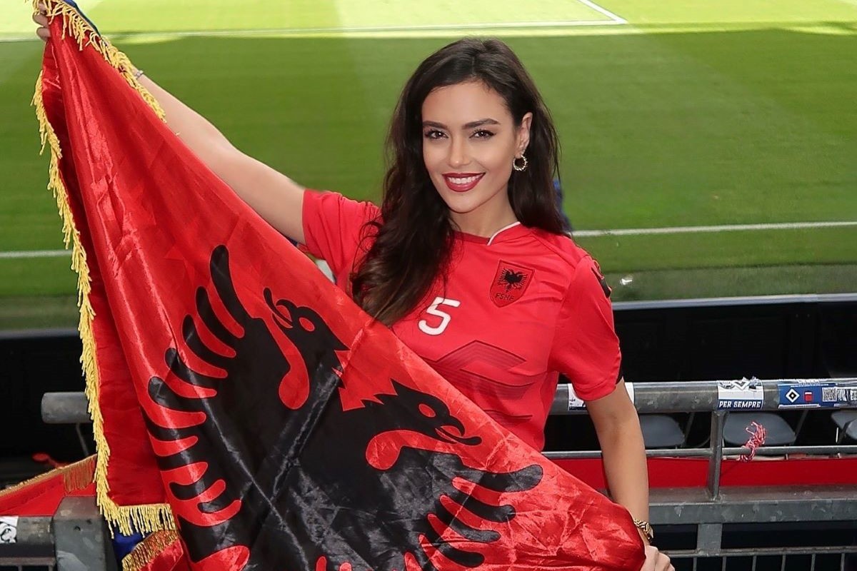 Provokacija vatrene i poznate Albanke (FOTO)