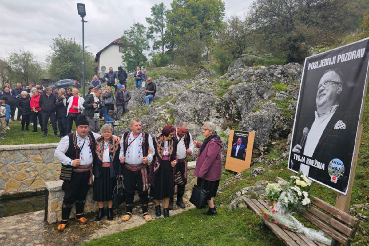 Romanija i Knežina pjesmom se oprostili od svog Halida Bešlića (FOTO, VIDEO)