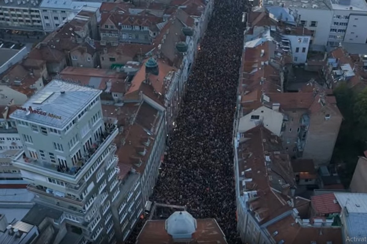 Ispred Vječne vatre više od 20.000 ljudi: "Sarajevo ljubavi moja" u čast Halida Bešlića (VIDEO)
