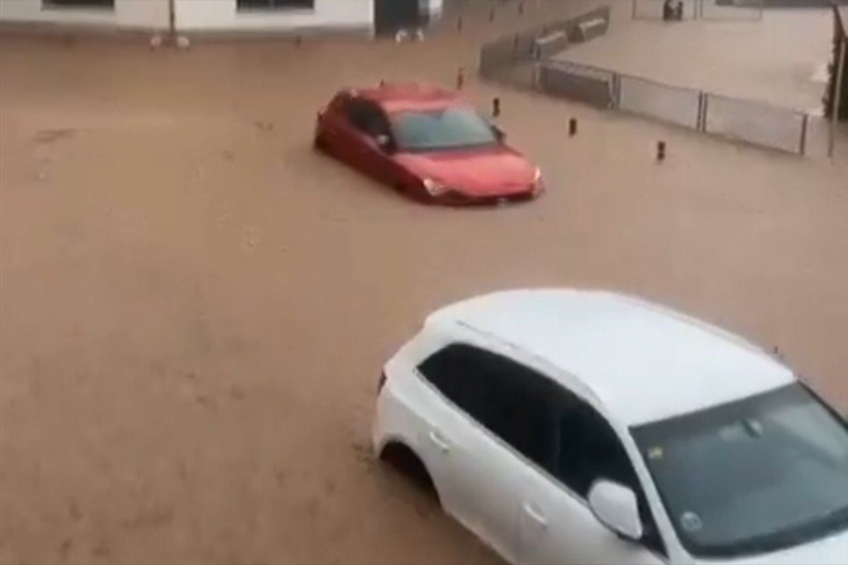 Strašne scene iz Španije: Bujice nose sve pred sobom, ljudi zarobljeni u autima (VIDEO)