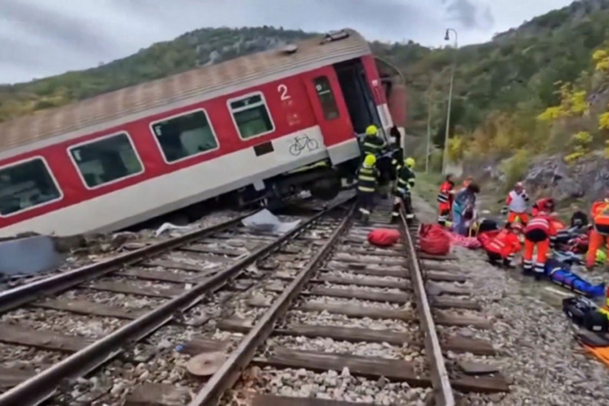 Sudar dva voza u Slovačkoj: Povrijeđeno najmanje 100 ljudi (VIDEO)
