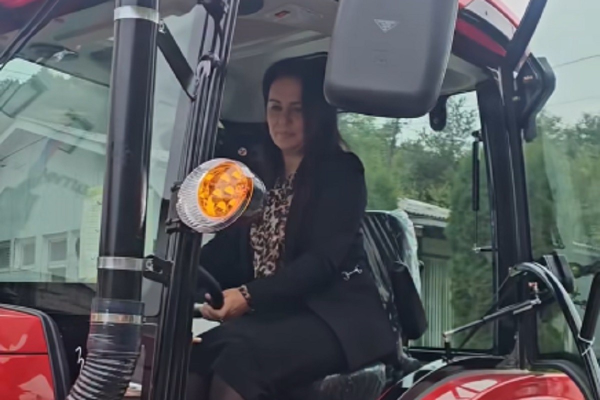 Načelnica Jezera u štiklama provozala novi traktor (VIDEO)