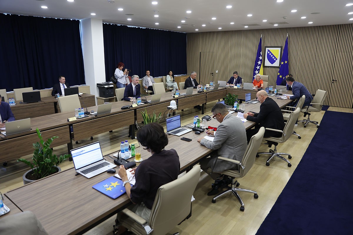 Katastrofalan rad vlasti na nivou BiH, a primaju nemoralno visoke plate