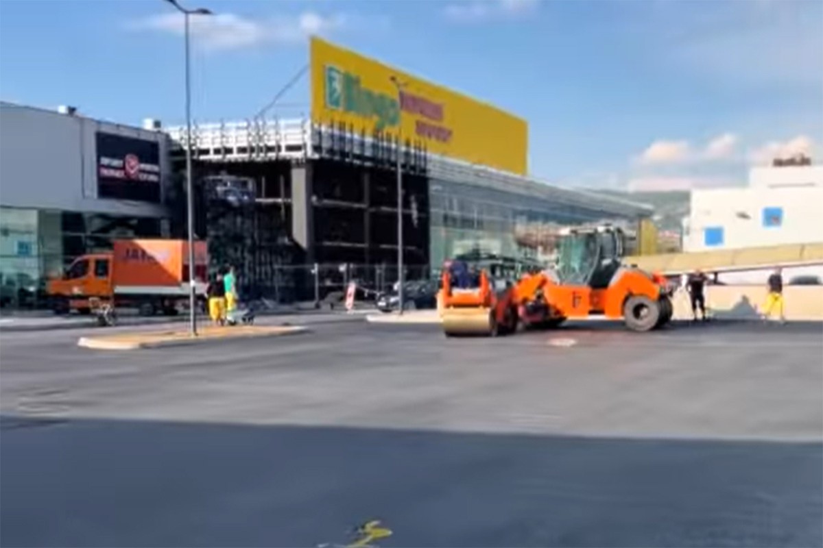 Balkanci u čudu gledaju scenu s parkinga: “Ovo samo u Bosni ima” (VIDEO)