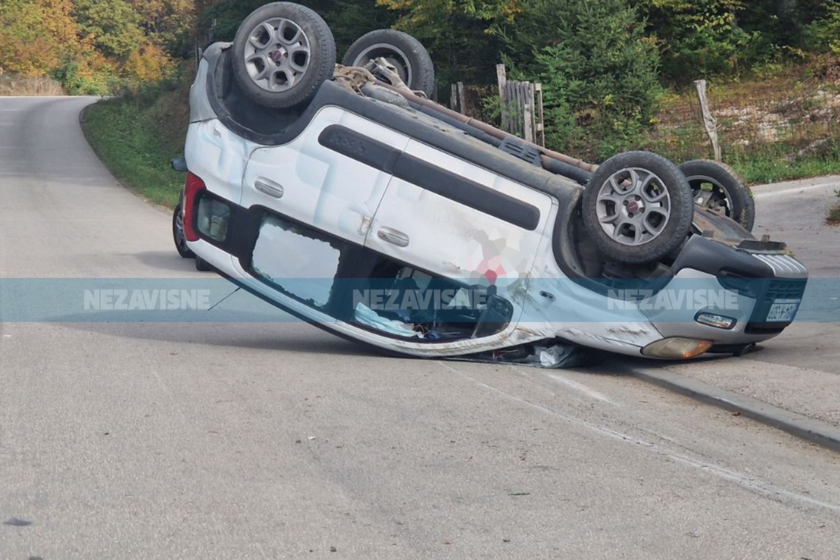 Automobil završio na krovu u Banjaluci (FOTO)