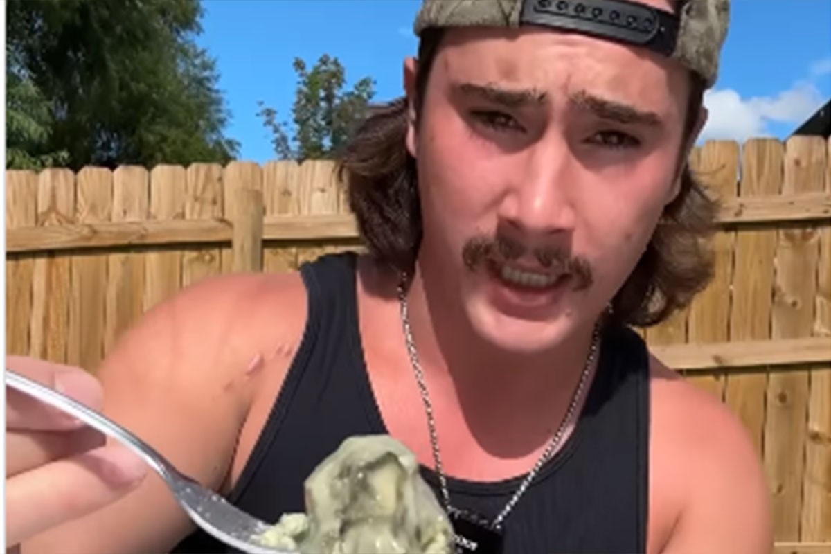 Pokušao pojesti zalogaj smrdljivog tofua, nije očekivao takve muke (VIDEO)