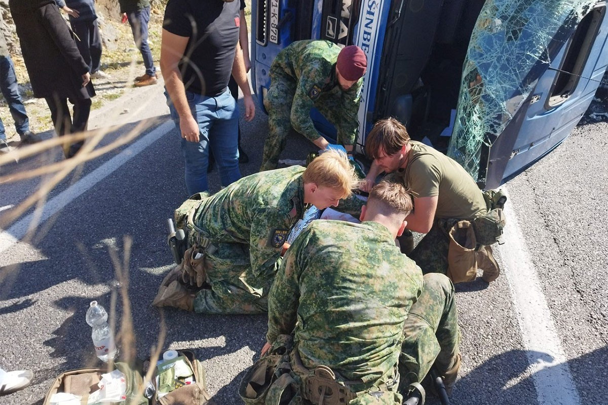 Vojnici EUFOR-a pomogli povrijeđenom vozaču kamiona (FOTO)