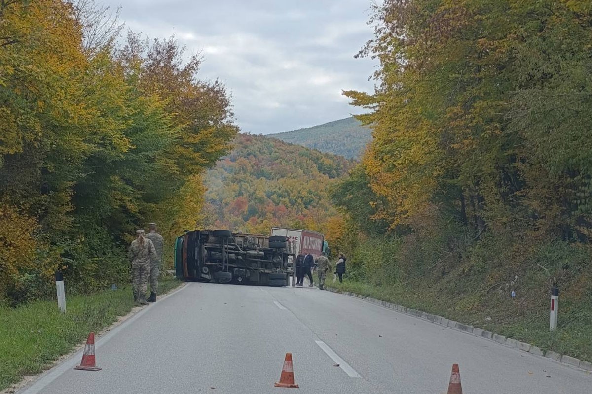 Prevrnuo se kamion na Manjači