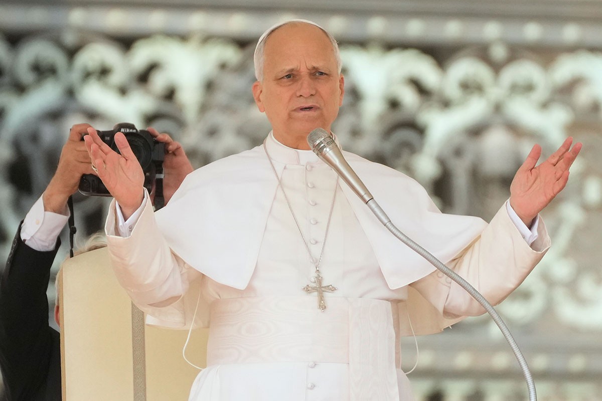 Papa Lav 14. dobio je na poklon konja