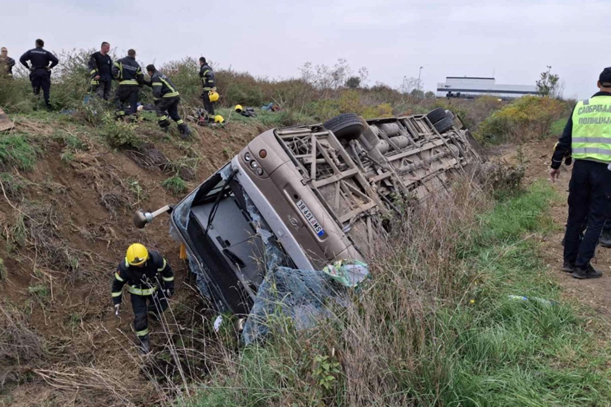 Oglasio se MUP Srbije: U prevrtanju autobusa dvije osobe poginule, 80 povrijeđenih (VIDEO)