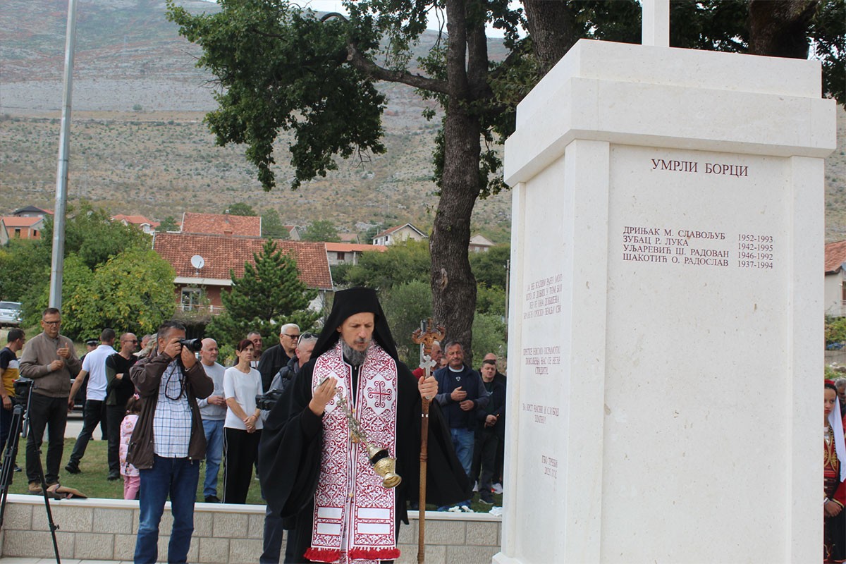 Osveštan spomenik palim borcima VRS u najvećem trebinjskom naselju