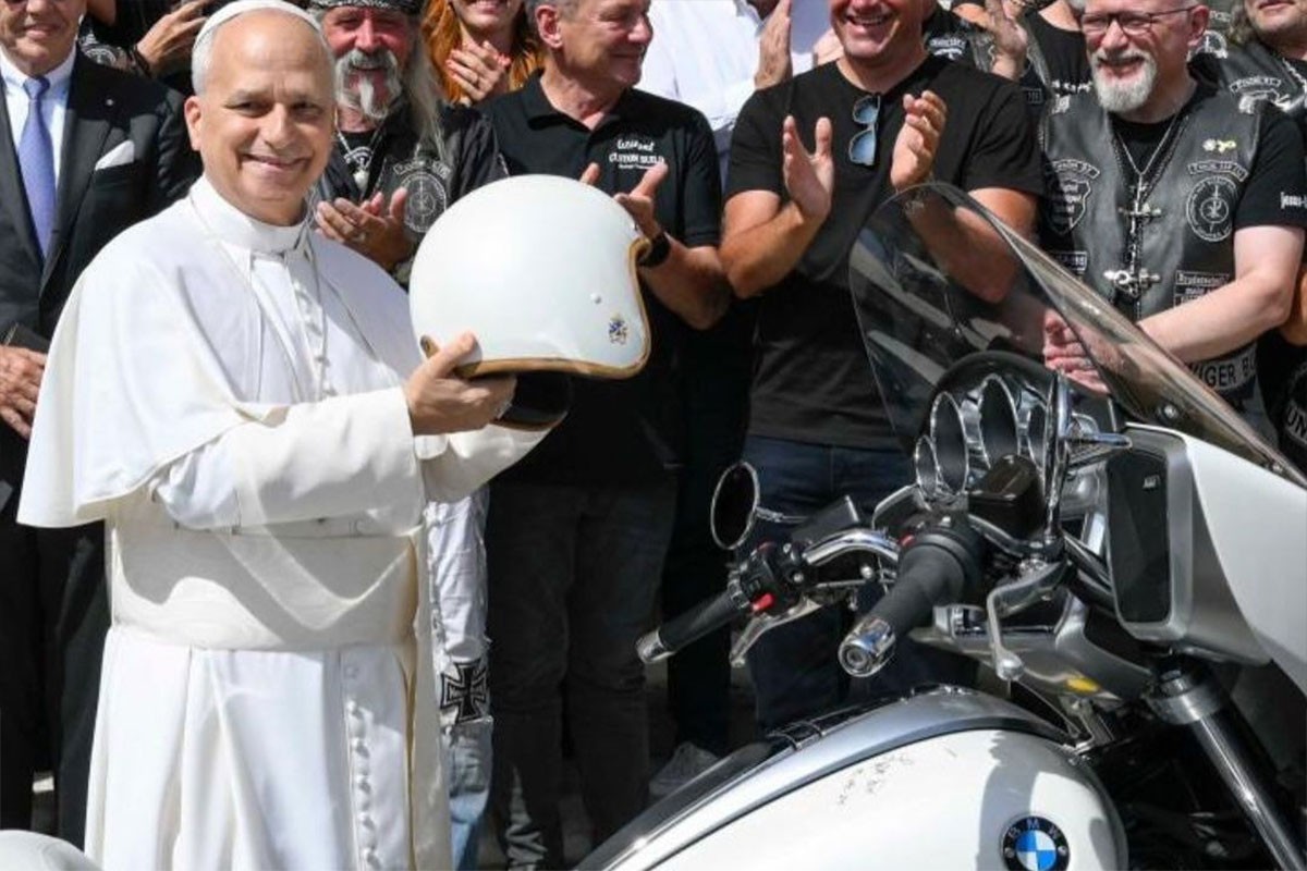 Motocikl sa papinim potpisom prodat za 130.000 evra (FOTO)