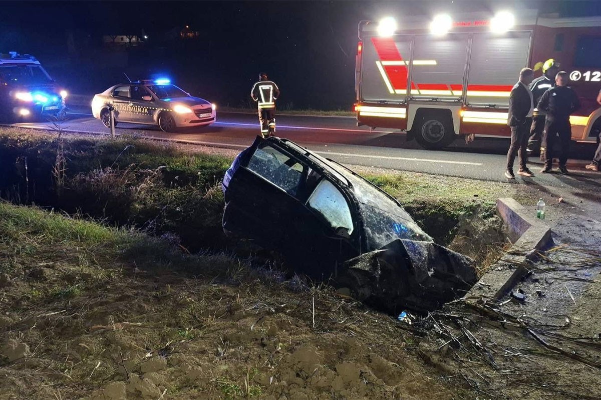 Teška saobraćajka kod Banjaluke: Auto u kanalu, jedna osoba povrijeđena