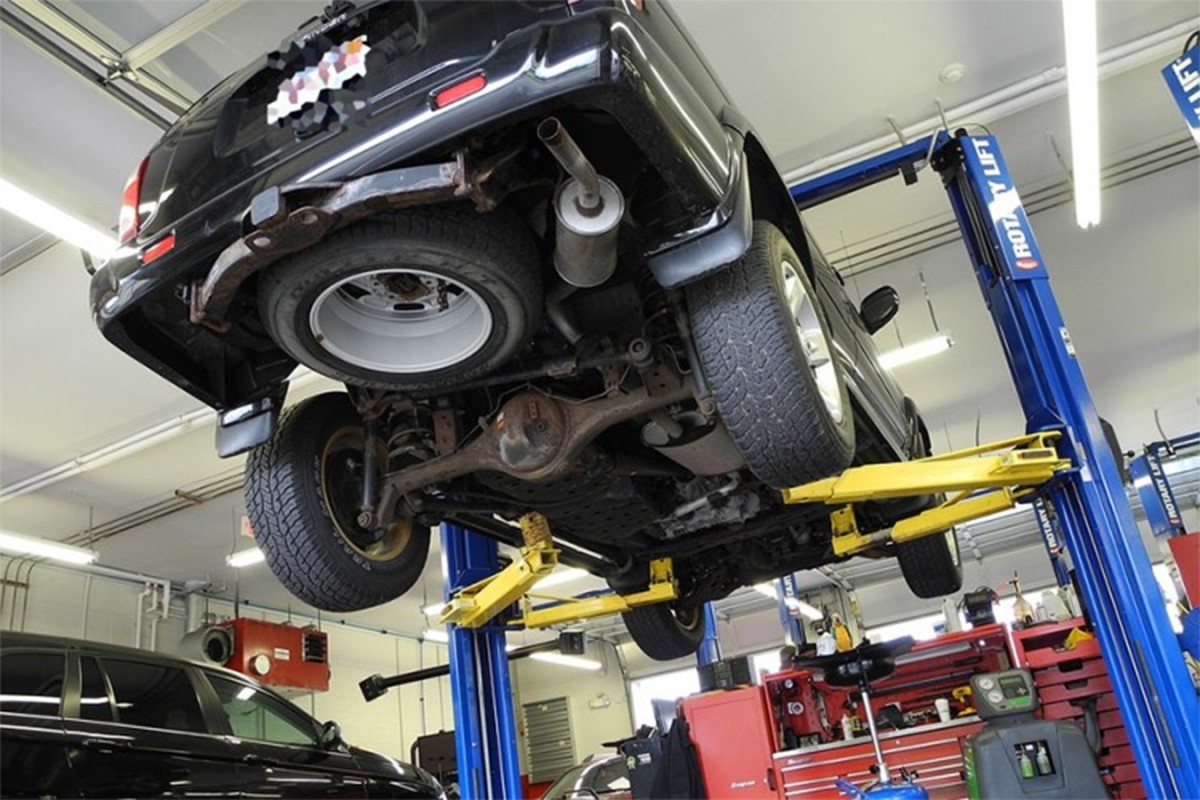 Bačena bomba na beogradski auto-servis, na vratima piše UČK