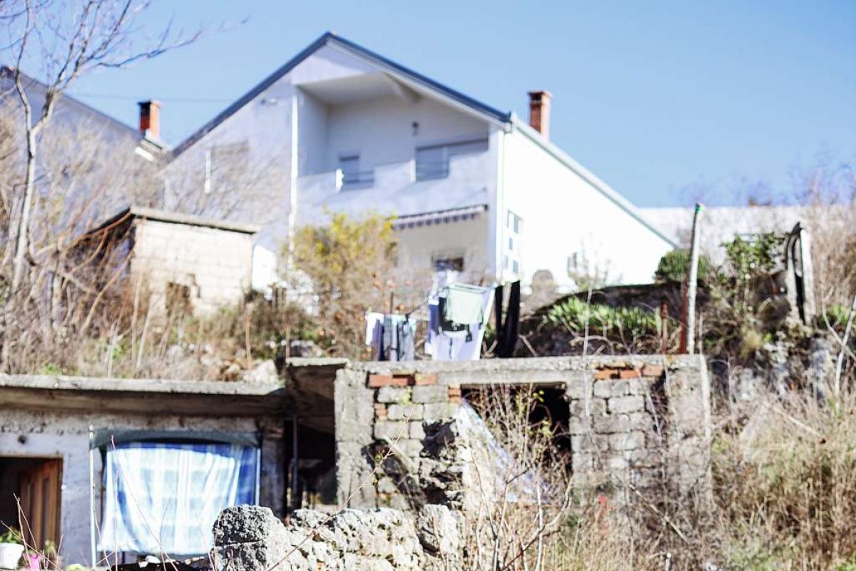 Udruženje "Minores": Djedu i unuku obnavljaju ruševnu kuću