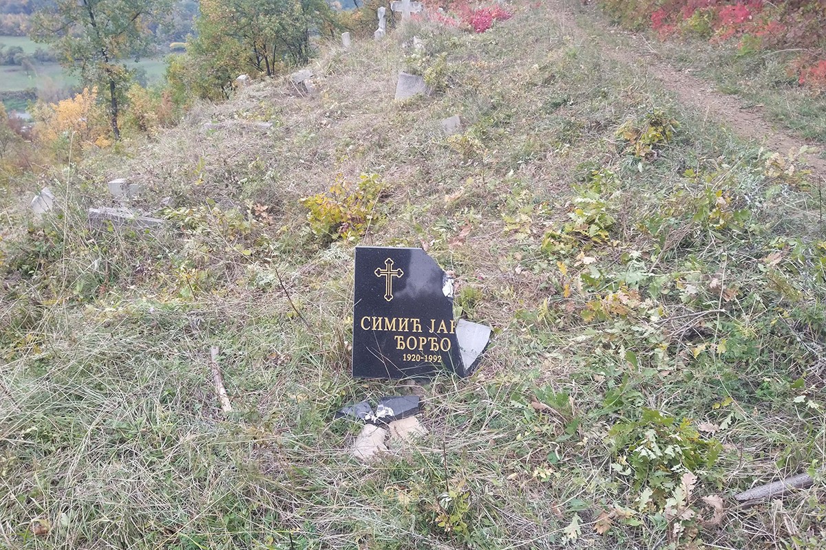 Razbijen spomenik na pravoslavnom groblju u FBiH (FOTO)