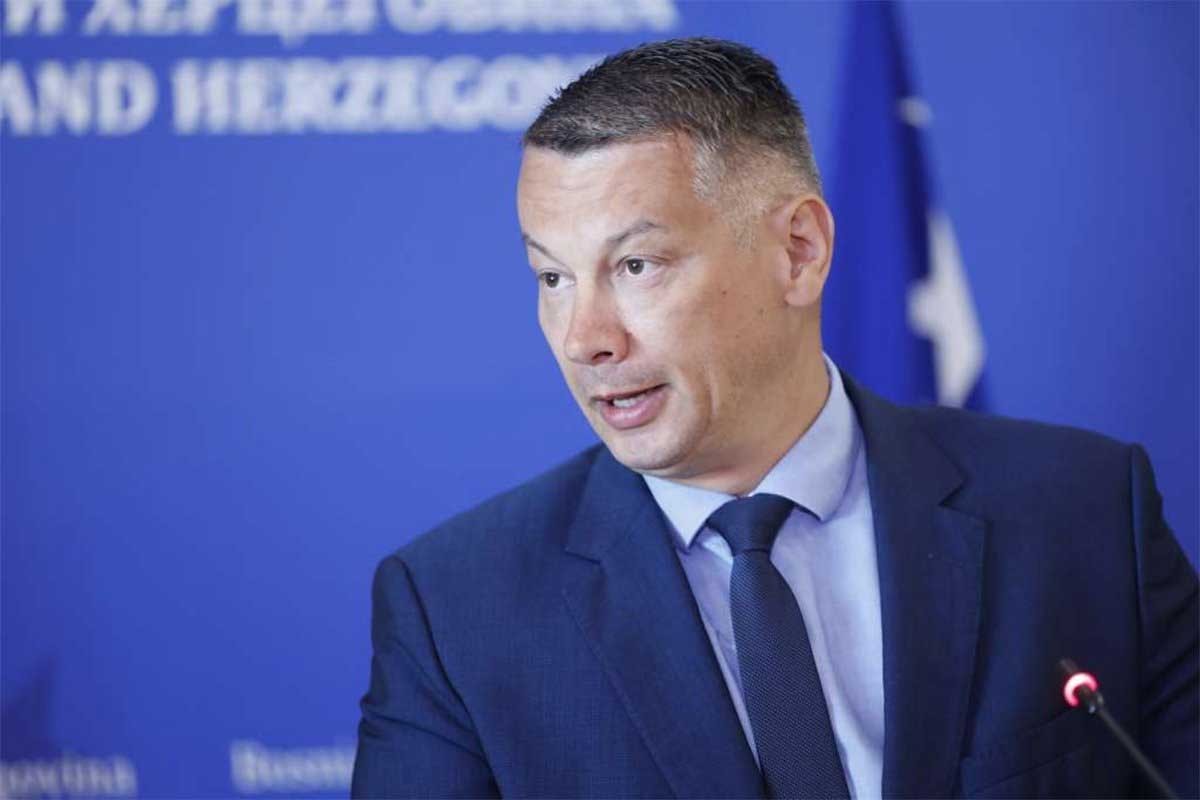 Nenad Nešić okružen kokoškama (FOTO, VIDEO)