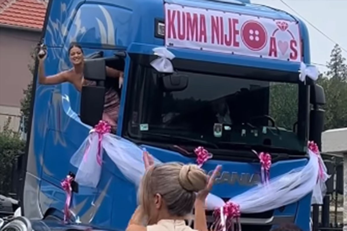 Snimak iz Srbije podijelio javnost: Djevojka puca iz pištolja iz kamiona (VIDEO)