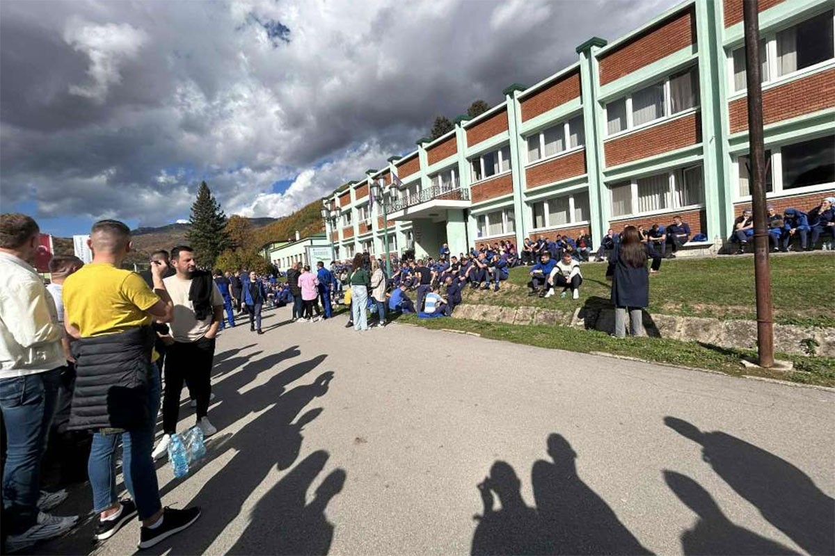 Radnici "Gineksa" obustavili proizvodnju, nezadovoljni satnicom