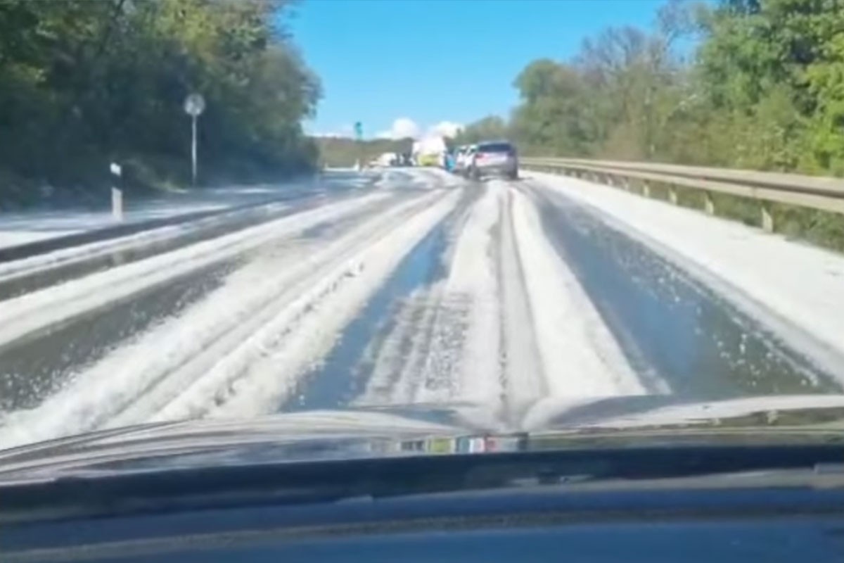 Nevjerovatni prizori u Hrvatskoj: Grad zabijelio saobraćajnice (VIDEO)