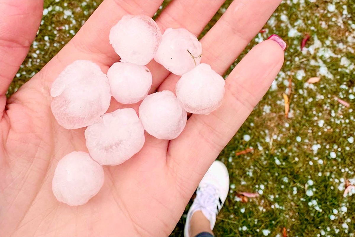 Nevrijeme u Kostajnici: Pao grad veličine oraha (FOTO)