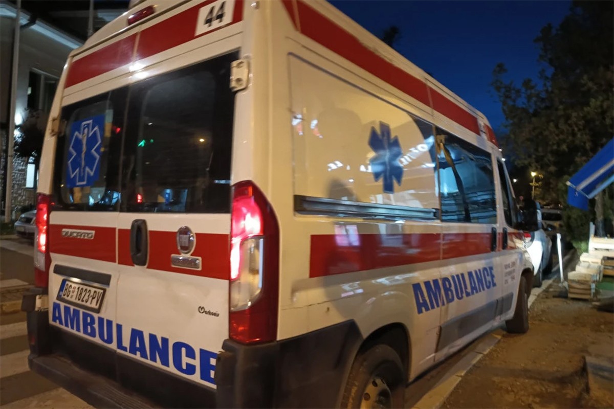 Kombi sletio sa auto-puta Novi Sad-Beograd: Dječak poginuo, sedam povrijeđenih