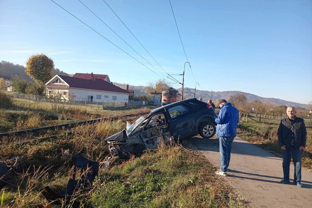 Željeznice RS: Automobil podletio pod lokomotivu (FOTO)