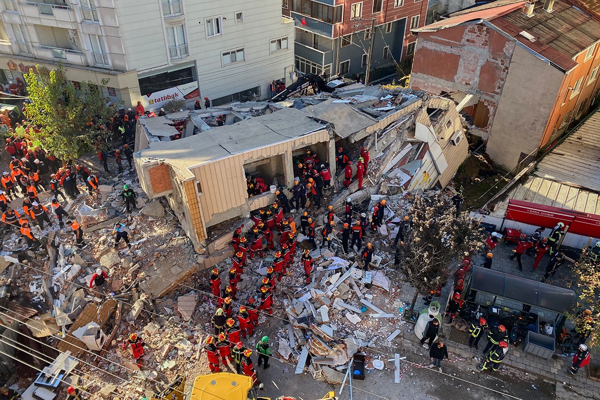U turskom gradu Gebze srušila se zgrada, poginulo dvoje djece