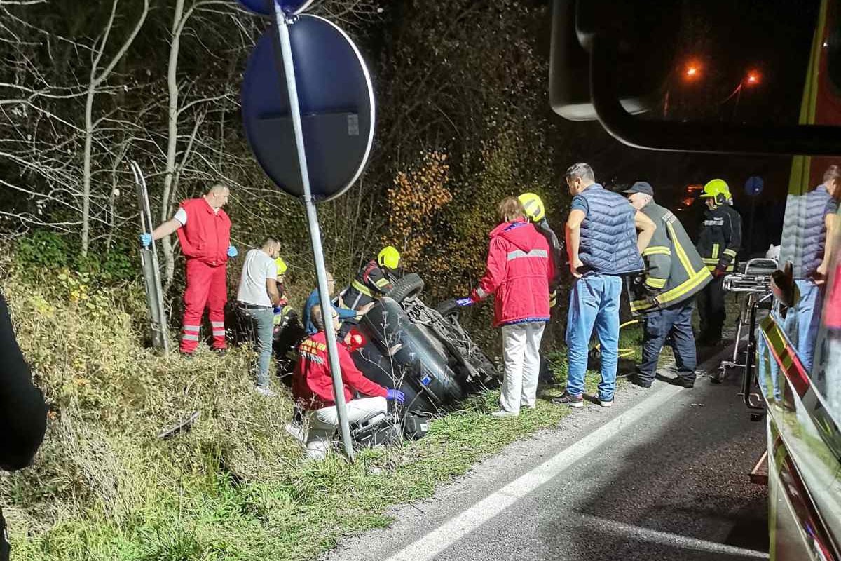 Teška nezgoda na putu Banjaluka-Prijedor, sudarili se autobus i auto