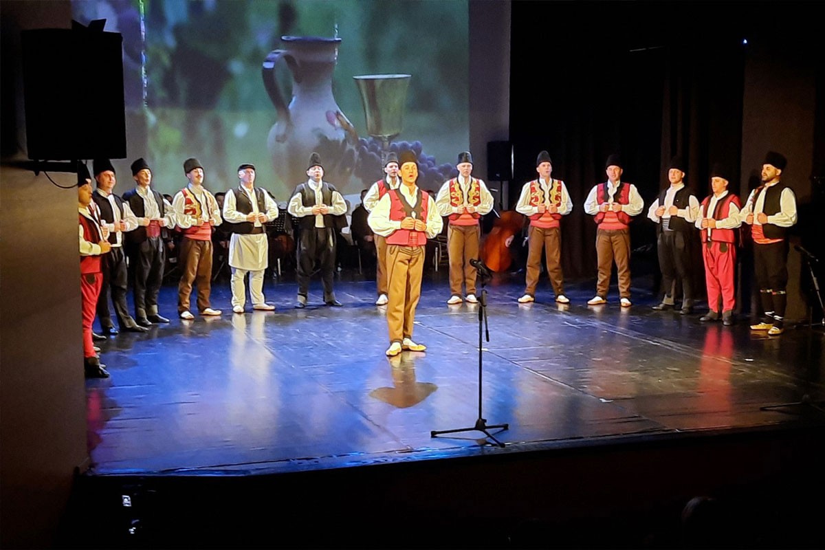 Ansambl "Venac" sa Kosmeta pred publikom u Istočnom Sarajevu
