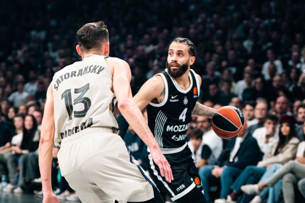 Klajburn nestvarnom trojkom zaledio Arenu i srušio Partizan