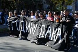 Hiljade građana na Željezničkoj stanici u Novom Sadu: Pale svijeće ...