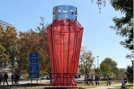 Pijanist postavio veliki crveni lampion za žrtve tragedije u Novom ...