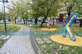 "Ćirilični park" često na meti vandala: Ljuljaške uništene, koš ...